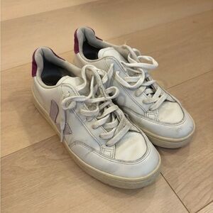 Unisex Veja V-12 Leather Sneaker.